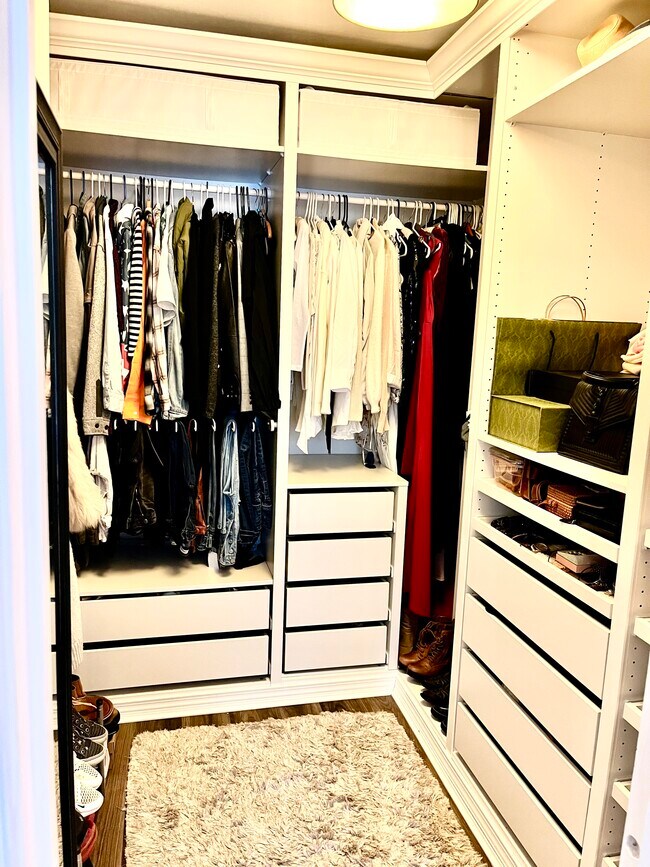 Master closet - 1844 Haviland Dr