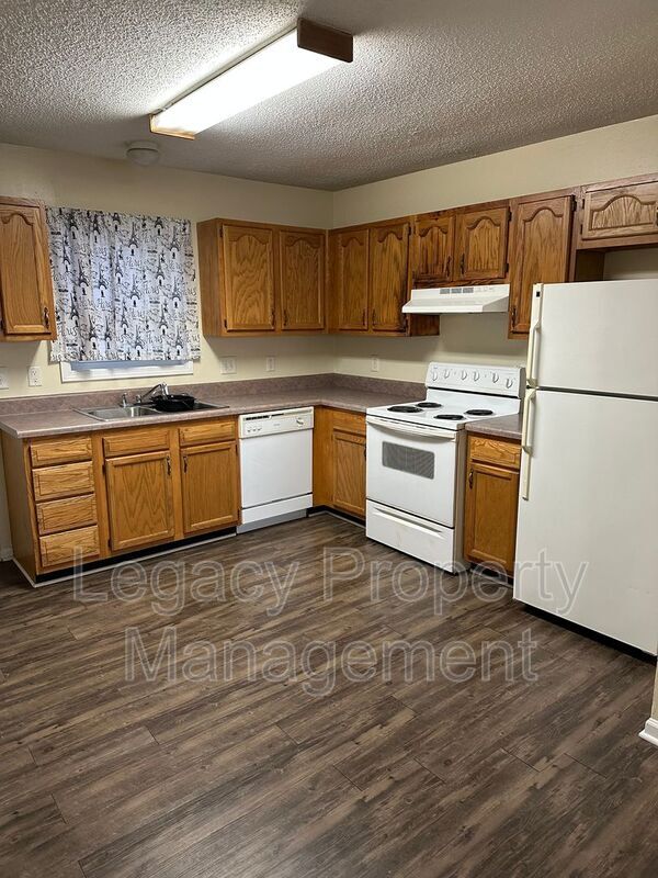 Building Photo - 705 Providence Rd