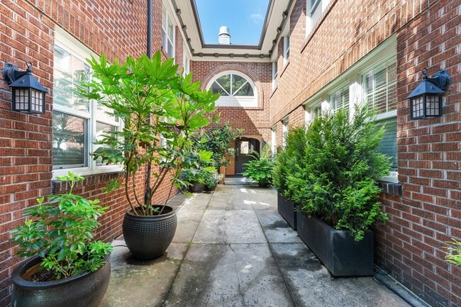Building Photo - Bright 1 Bed condo in Kerns Neighborhood o...