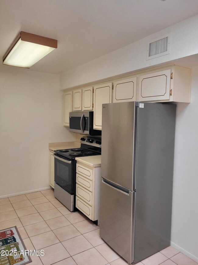 Building Photo - 10060 W Royal Oak Rd