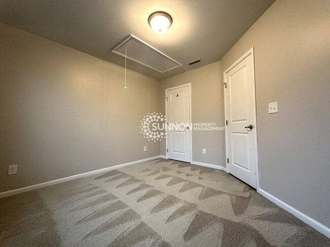 Building Photo - Beautiful 3 Bed Townhome in Eagle Lake Sub...