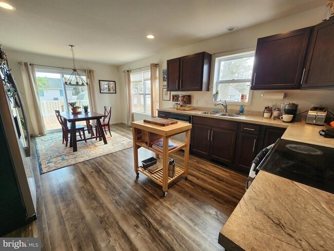 Building Photo - 903 N Walnut St