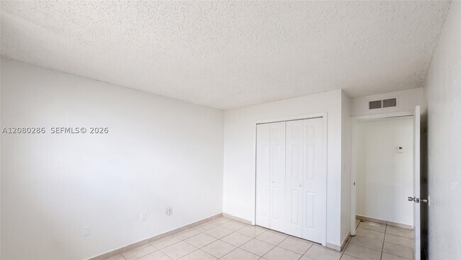 Building Photo - 666 W 81st St