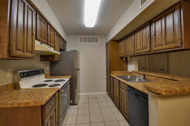 Building Photo - 12955 Woodforest Blvd