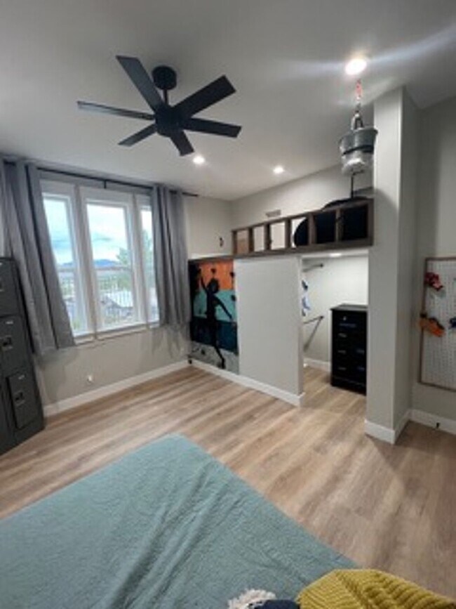 Building Photo - Very Spacious 6 bedroom home with amazing ...