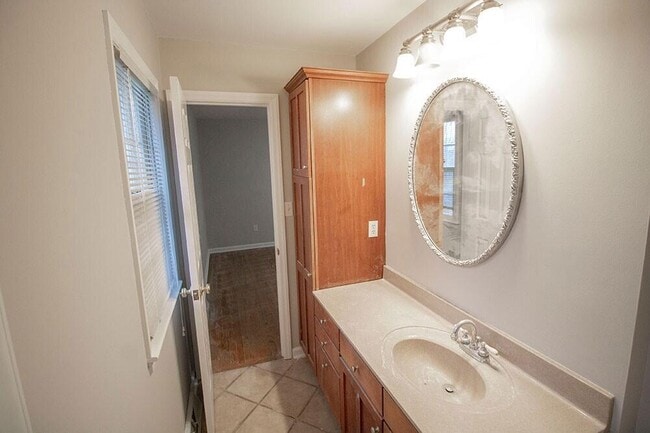 Building Photo - 2207 Bushnell Dr