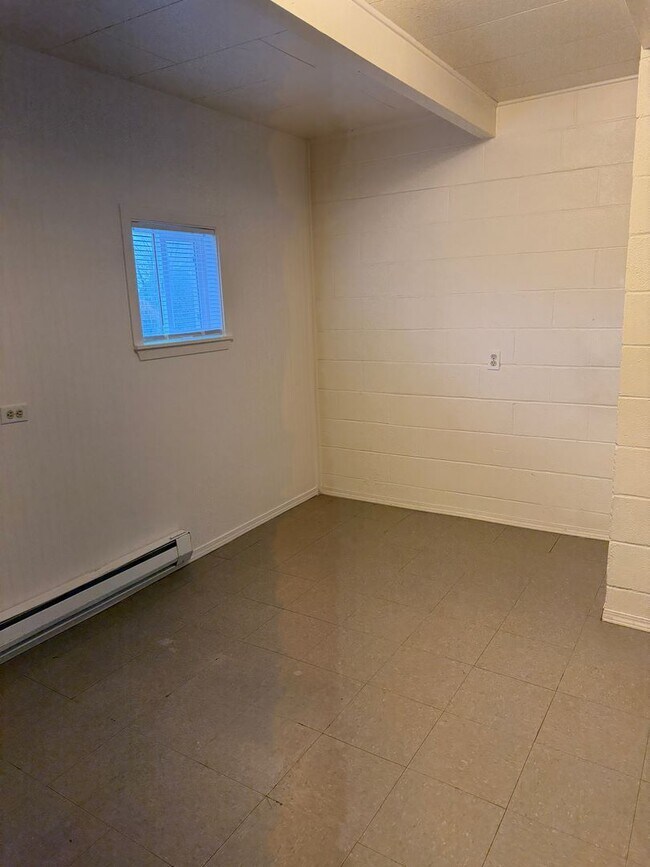 Building Photo - 8580 Lybbert Dr NE