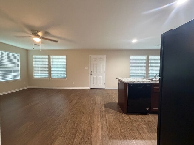 Building Photo - New Home! 4/2!