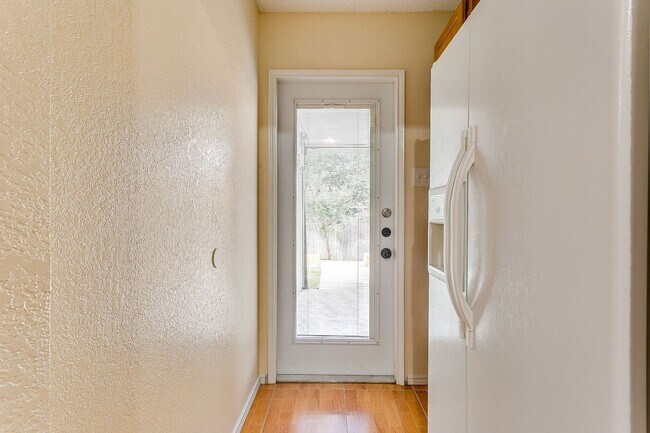 Building Photo - Excellent 3 Bedroom 2 Bath with many featu...