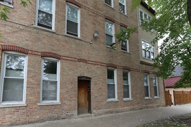 Building Photo - 2017 W Roscoe St