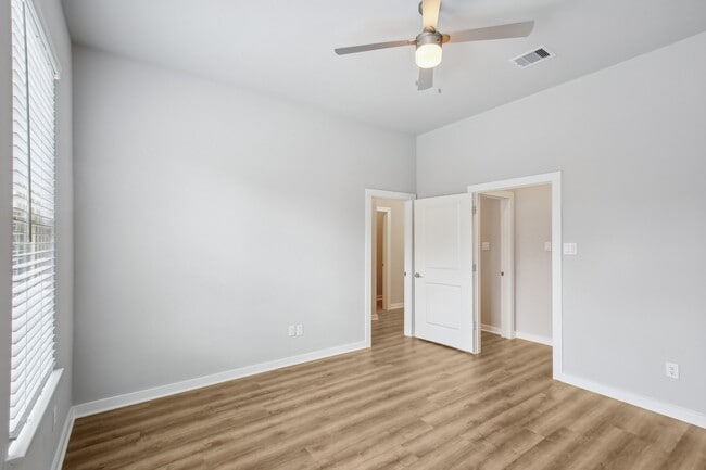 Building Photo - 5751 Spring Stuebner Rd