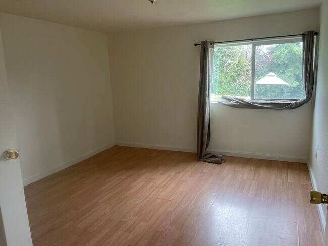 Building Photo - Large downstairs 4 Bedroom apartment in Winston