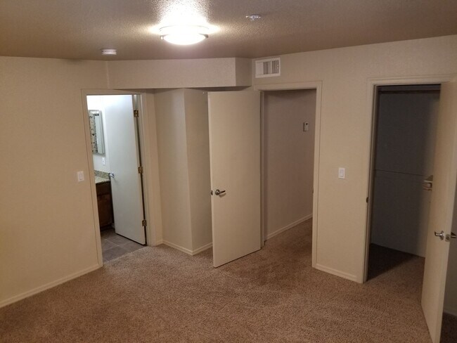 Building Photo - Upgraded West-Flagstaff Condo in the Arbors - 2 Bed, 2 Bath - NO Students & NO Pets! - Avail. NOW!!