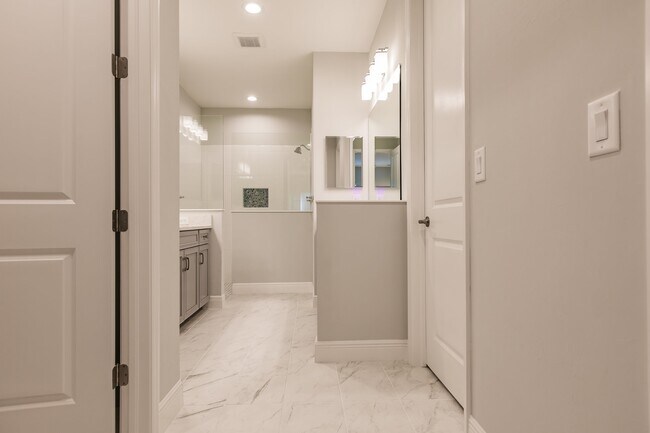 Building Photo - 11651 Solano Dr