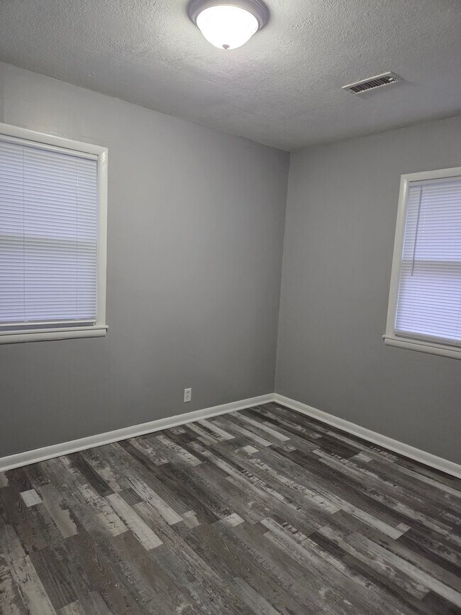 Building Photo - 1025 S St Clair St