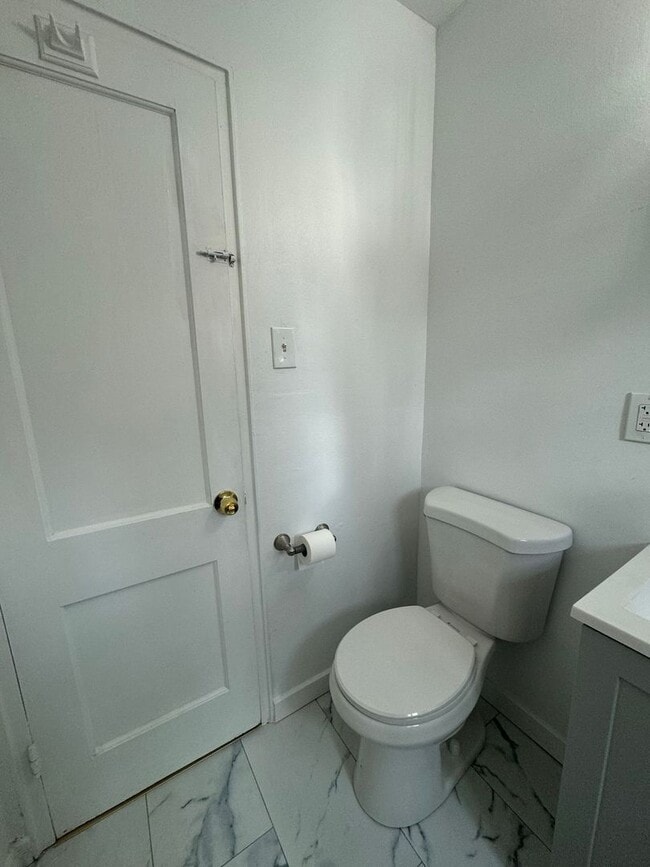 Building Photo - Cozy & Updated Duplex – Close to UMKC, Rockhurst & More