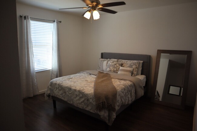 Building Photo - Two-story, 5 bed room, 3 bathroom, 3 livin...