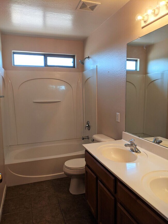 Building Photo - 4 Bedroom Home Near W Southern Ave and S 7...