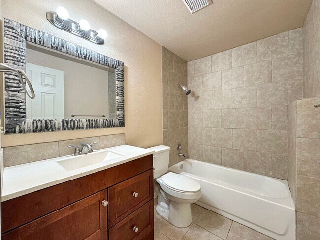 Building Photo - Pet-Friendly Newly Remodeled 3-Bedroom Home in South West Boise with Granite Counters, Gas Firepl...
