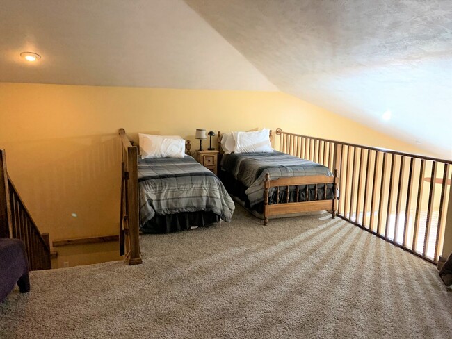 Building Photo - Perfectly Located Crestview Condo - Fully ...