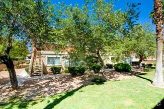 Building Photo - Beautiful 2BR / 2BA Renovated / Modern Con...