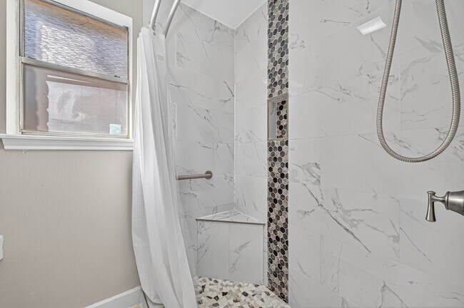 Building Photo - 13903 Chevy Chase Dr