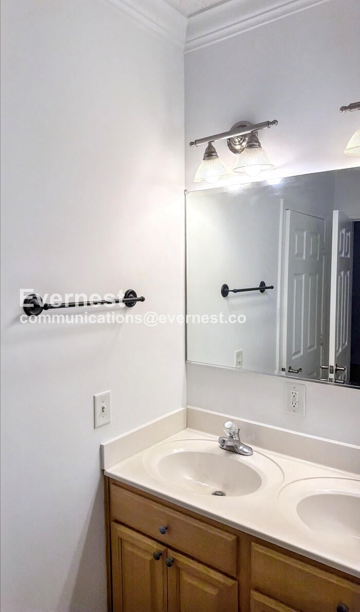 Building Photo - 1805 S Mayflower Dr