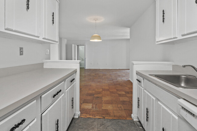 Building Photo - 44 Strawberry Hill Ave