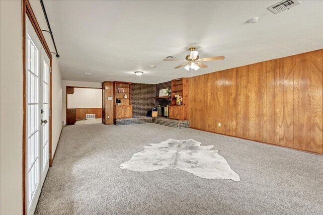 Building Photo - Huge Living Room with Fireplace!!!