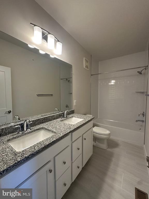 Building Photo - 43799 Middleway Ter