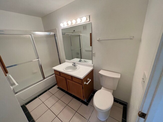 Building Photo - Nice 2 Bed 2 Bath Condo