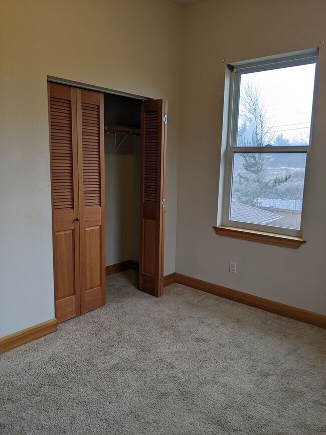 Building Photo - 675 Larch Ct