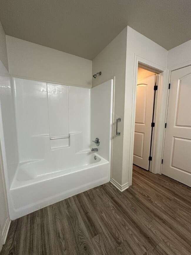 Building Photo - Beautifully Maintained Duplex - Lease Only