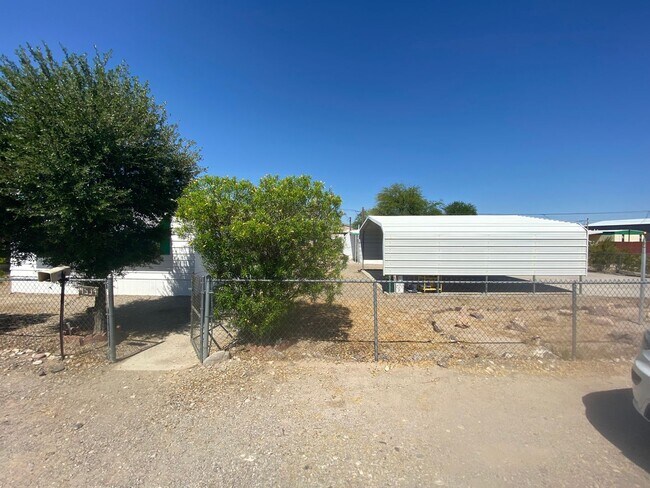 Building Photo - Unique and Spacious home