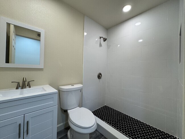 Building Photo - 916 Avenida Ysidora