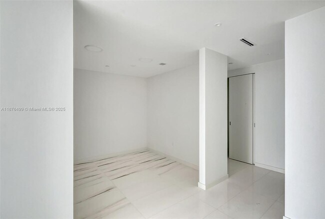 Building Photo - 300 Biscayne Blvd Way