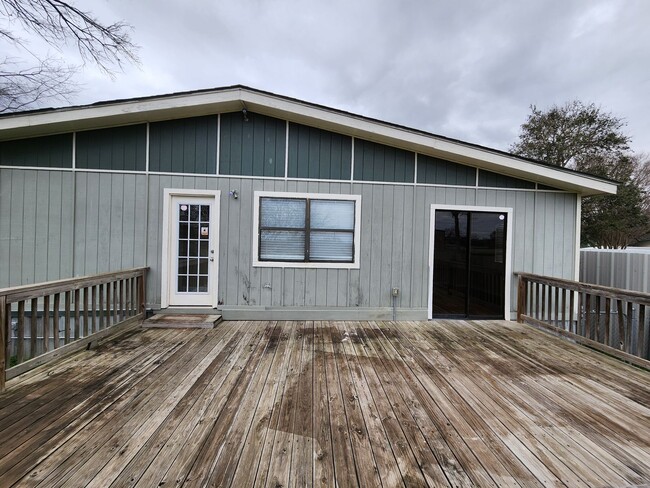 Building Photo - 4/2.5 House With Extra Room Or Office Spac...