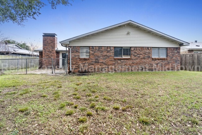 Building Photo - 2801 Meadowview Dr