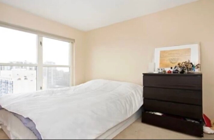 Building Photo - 1212 N La Salle Dr