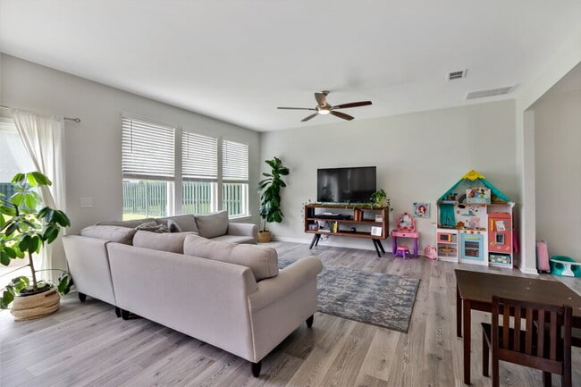 Building Photo - Lovely 4 Bedroom, 2 bath home in The Commons, Richmond Hill