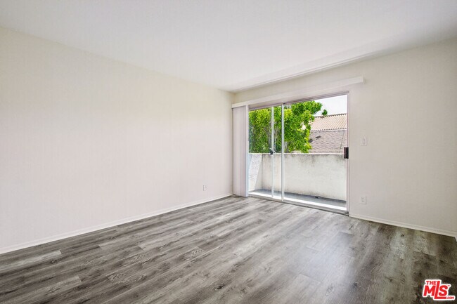 Building Photo - 870 S Crenshaw Blvd