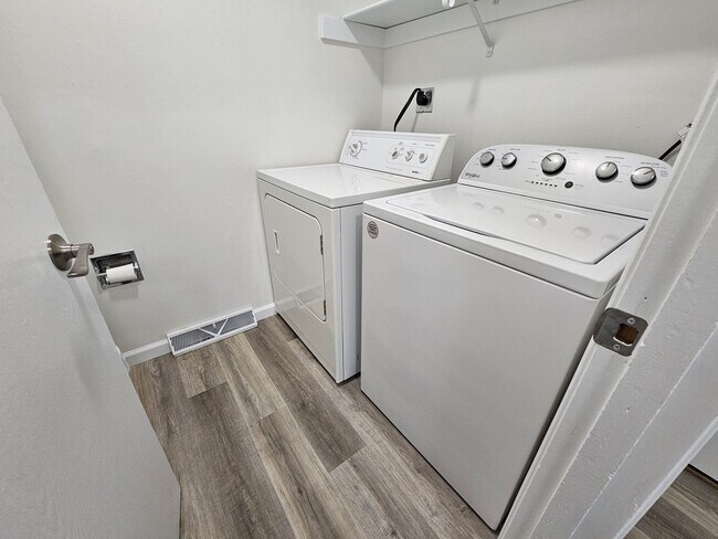 Building Photo - 3BR Townhome – Remodeled Kitchen, Garage, ...