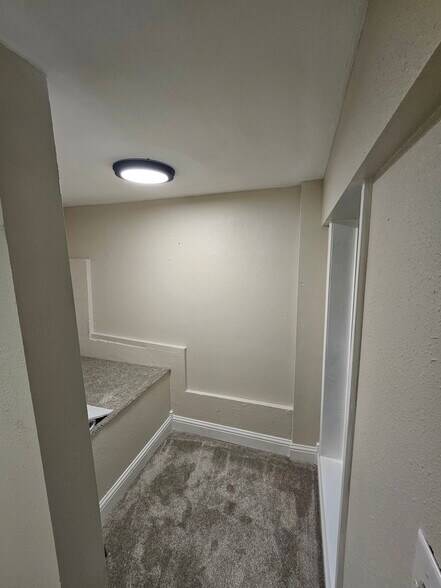 Building Photo - 27 E Ave