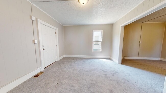 Building Photo - Huge 4 Bedroom Single Family House - almost 1500 SQ FT!