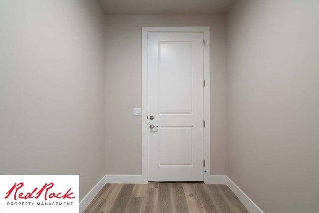 Building Photo - Modern 4-Bed Townhome in Hurricane Heights