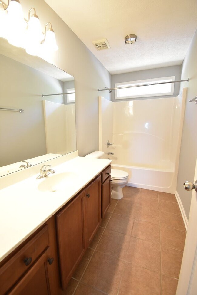 Building Photo - 3 BEDROOM 2 BATHROOM - PETS CONSIDERED