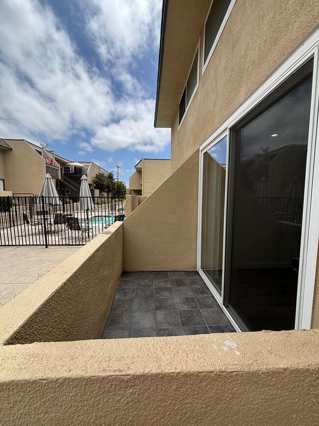 Building Photo - Spacious 2 Bedroom, 1.5 Bath Two-Story Townhome in Clairemont