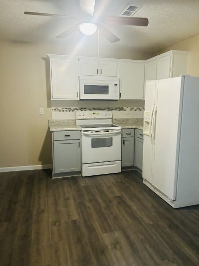 Building Photo - 2/1 Available For Move In Now!