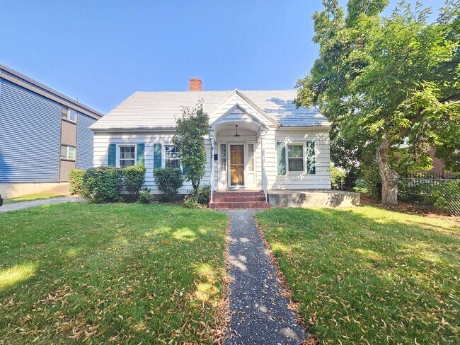 Building Photo - $2,100 - 3 Bed / 3 Bath Charming Home by G...