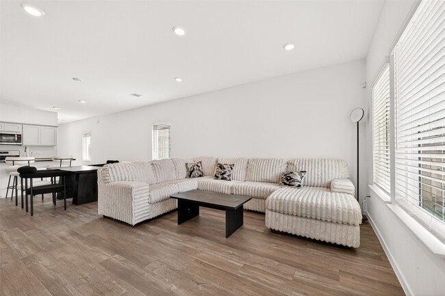Building Photo - 5442 Pinetree Cres Ln